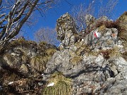 51 In decisa ripida salita anche su facili roccette